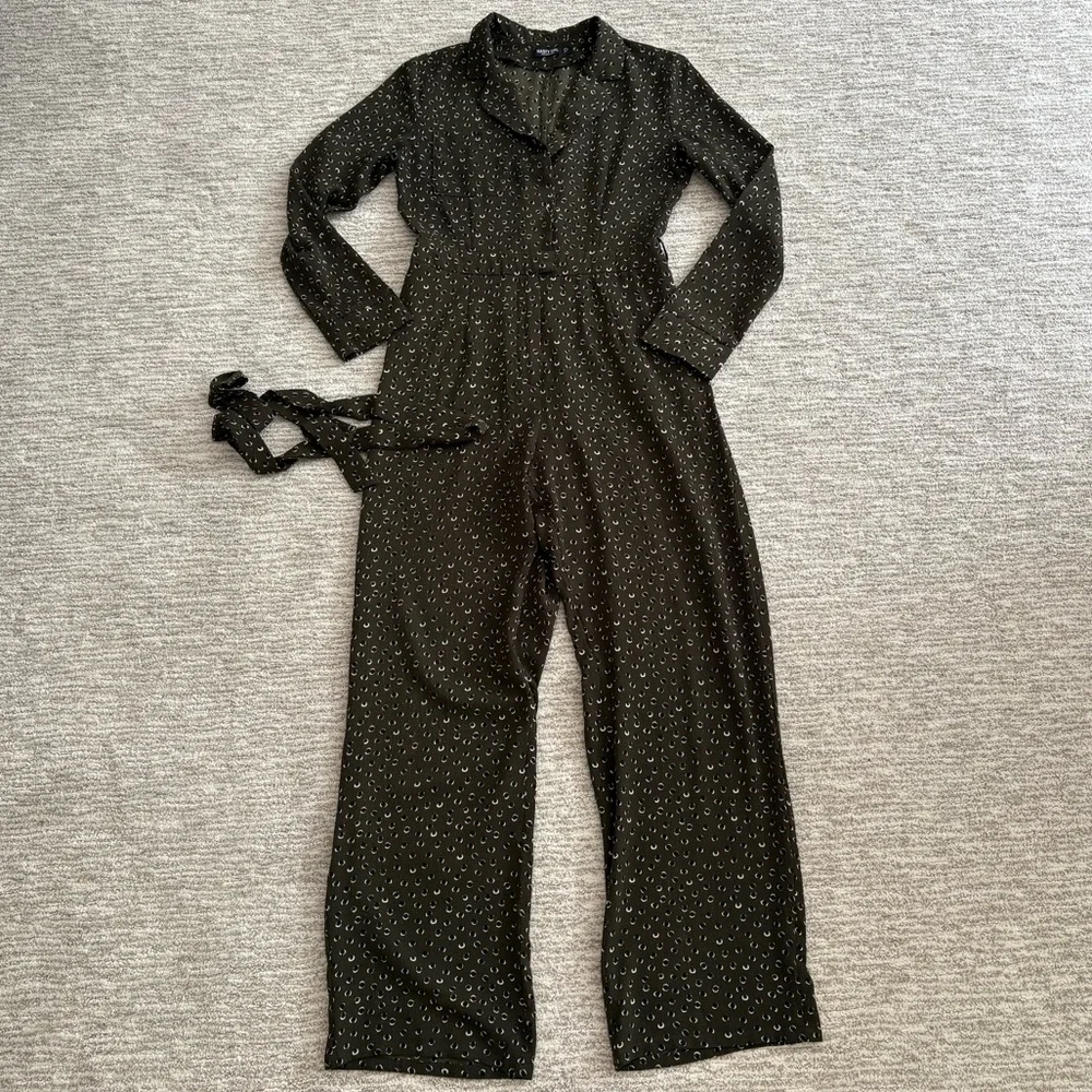Nasty Gal Long Sleeve Collared Wide Leg Jumpsuit Size 8 Dot Patterned One Piece - Picture 11 of 12